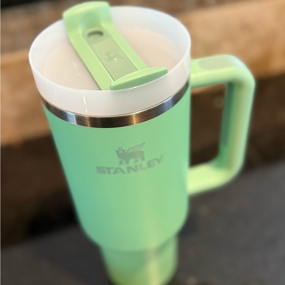 H2.0 FlowState Quencher 40oz Tumbler in Jade - Picture 2 of 8